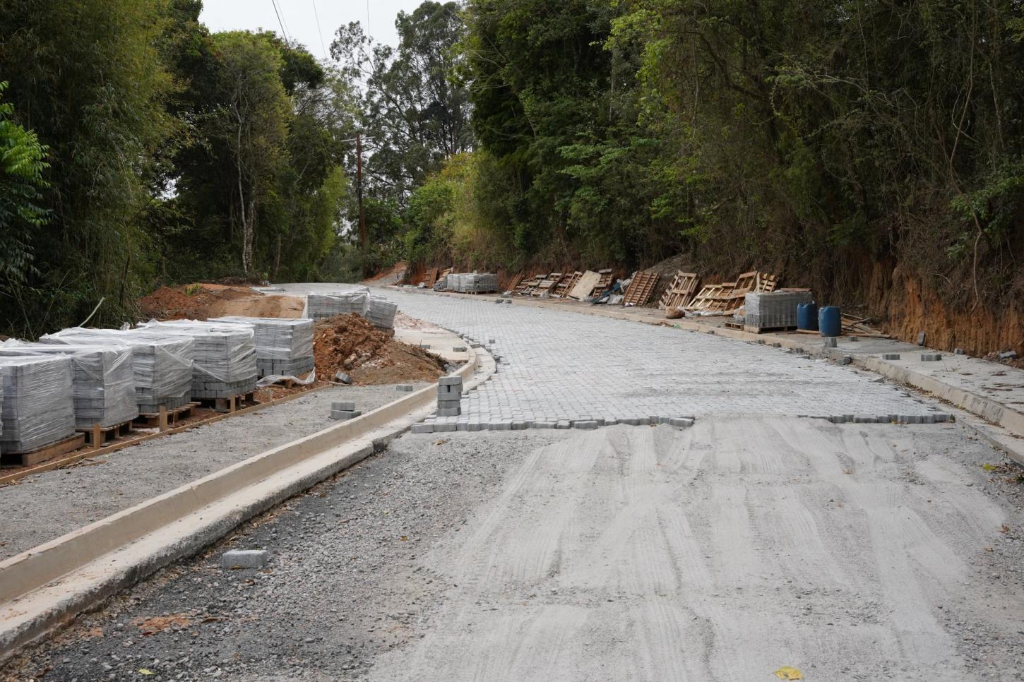 Estrada da Pedra Grande em Obras: Pavimentação com Bloquete e Asfalto Ecológico é Iniciada